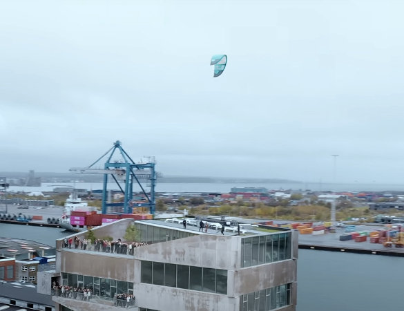 nick jacobsen decolla in kite da un palazzo