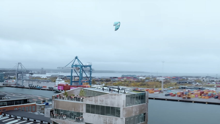 nick jacobsen decolla in kite da un palazzo