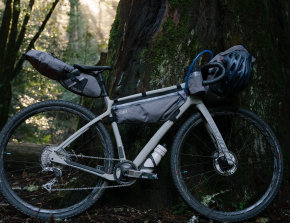 bici gravel con boe Camelback M.U.L.E. On-Bike foto laterale ambientata nel bosco