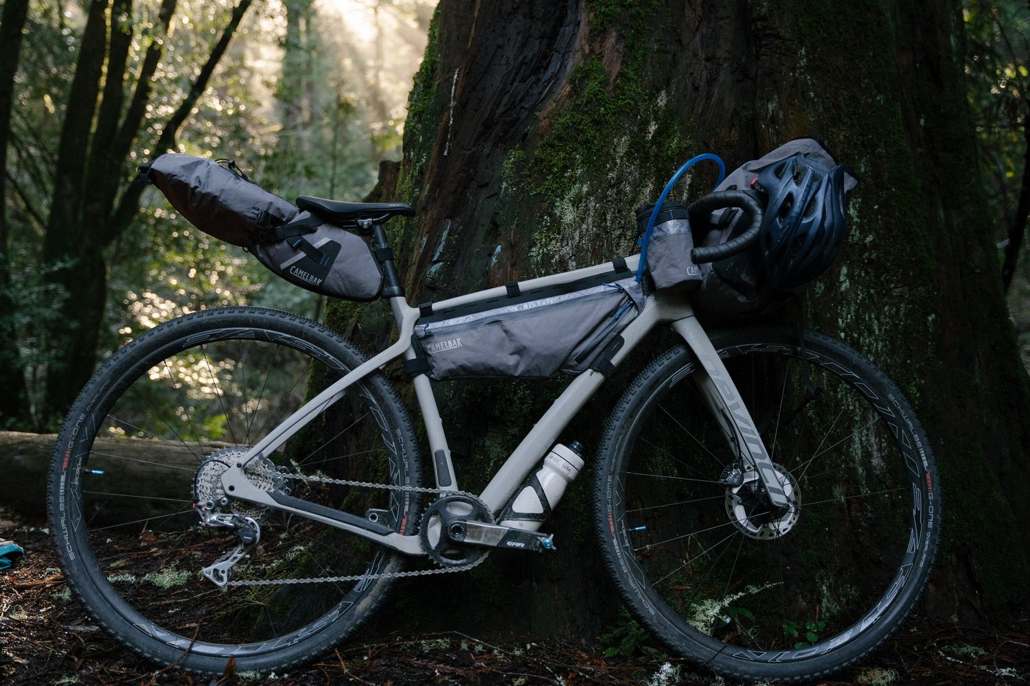 bici gravel con boe Camelback M.U.L.E. On-Bike foto laterale ambientata nel bosco