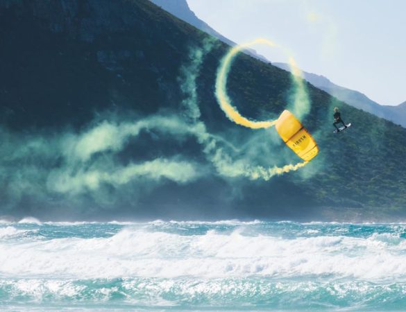 Airush Lift kite e Livewire kiteboard action picture