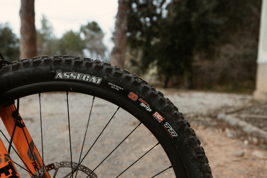 conway ryvon lt 10.0 - emtb light preview - gomma anteriore