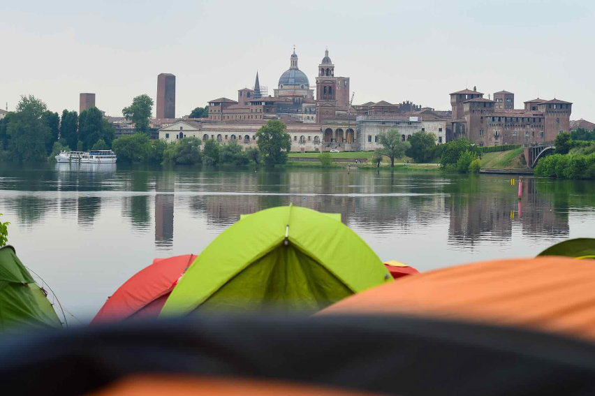 BAM! 2024 foto delle tende con lo sfondo di mantova