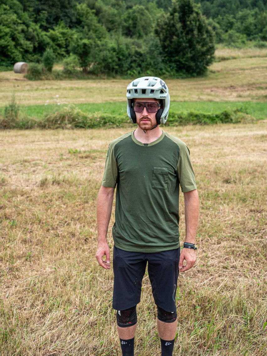 Endura gv500 maglia e singletrack shorts - test abbigliamento mtb - fronte