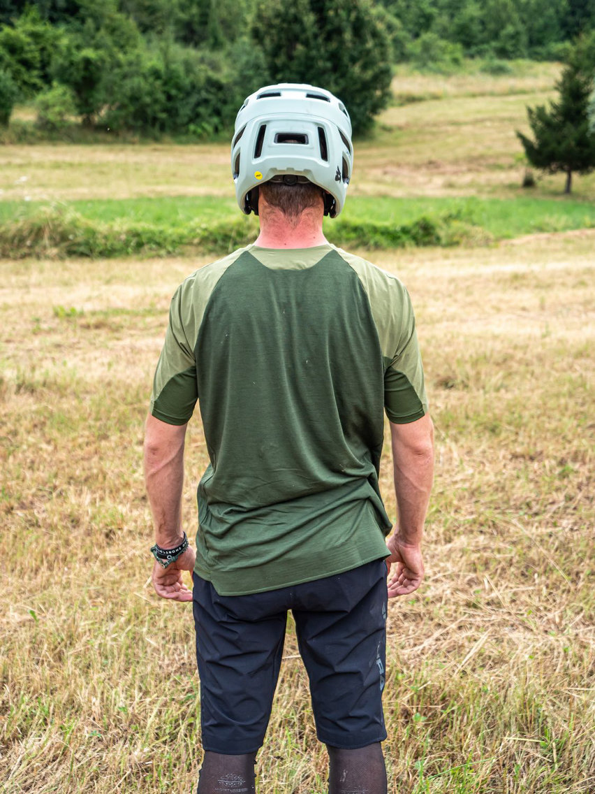 Endura gv500 maglia e singletrack shorts - test abbigliamento mtb - retro