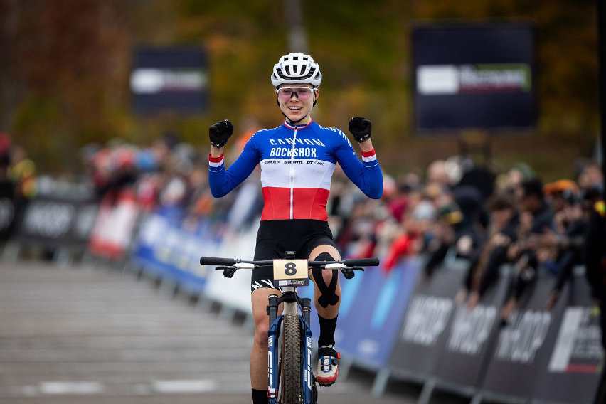 xco world cup mont-sainte anne - Loana Lecomnte traguardo