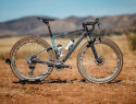 bici gravel mondraker arid vista laterale statica nel deserto