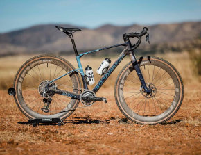 bici gravel mondraker arid vista laterale statica nel deserto