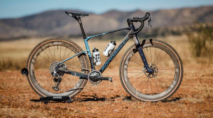 bici gravel mondraker arid vista laterale statica nel deserto