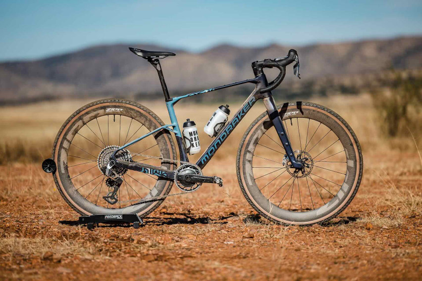 bici gravel mondraker arid vista laterale statica nel deserto