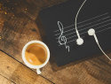 Caffè e musica, il tandem vincente per gli sportivi Un recente studio ha dimostrato come assumere caffeina prima di un allenamento a tempo di musica possa aiutare a migliorare la propria performance. Una nuova conferma dei numerosi benefici che il caffè può dare a chi fa sport. Milano, 19 marzo 2025 – Ogni sportivo ha il proprio rito: c’è chi non può fare a meno di ascoltare la propria musica preferita durante l’allenamento e chi non riesce a iniziare a muoversi se prima non ha bevuto un buon caffè. Per la scienza sono entrambe buone abitudini, che possono avere un effetto benefico sulle prestazioni sportive come dimostrato da numerose evidenze. Finora, però, nessuno aveva provato ad analizzare l’impatto che il loro connubio può avere sulle performance atletiche. A farlo per primo è stato uno studio pubblicato sulla rivista Nutrientsi e condiviso anche dall’ISIC, l’Institute for Scientific Information on Coffee, secondo cui assumere caffeina un’ora prima di fare esercizio per poi allenarsi sulle note di una playlist ad alto ritmo e selezionata in autonomia può migliorare in modo significativo la potenza di picco, la potenza media e il lavoro totale durante un esercizio come il test di Wingateii. Bere caffè con moderazione, come raccomandato dagli esperti dell’EFSAiii, prima di una sessione di sport al ritmo della propria musica preferita, può essere quindi d’aiuto per massimizzare i benefici che sia questa bevanda sia una delle arti più amate possono dare, in particolare negli sport che prevedono esercizi anaerobici come il salto, la corsa e il sollevamento pesi, dove gli sforzi sono intensi ma di breve durata. Se la musica, come sottolineato da numerose ricerche, ha il potere di migliorare l’umoreiv, aumentare la motivazionev e ridurre la percezione dello sforzovi mentre si fa sport, il caffè non è certo da meno: assumere caffeina prima di dedicarsi all’attività fisica, infatti, può aiutare a migliorare l’energia, l’umore, i tempi di reazione e la memoriavii durante l’allenamento. “Il caffè e la musica sono considerati due piaceri della vita, soprattutto da noi italiani, ed è interessante osservare come abbiano un effetto benefico quasi speculare sull’organismo durante le prestazioni sportive”, dichiara Michele Monzini, presidente di Consorzio Promozione Caffè, il Consorzio che da oltre 30 anni riunisce le principali aziende che producono e commercializzano le diverse tipologie di caffè oltre che i produttori di macchine professionali per l’Ho.Re.Ca e fornitori di attrezzatura. “Il binomio caffè e sport rappresenta uno degli ambiti più analizzati dagli scienziati, a conferma del ruolo fondamentale della nutrizione nella routine degli atleti. Non c’è niente di meglio di dedicarsi allo sport con della buona musica nelle orecchie, dopo aver gustato una buona tazzina di caffè”. Tra le bevande più studiate dagli scienziati, il caffè ha dato prova in numerosi studi della sua capacità di migliorare le performance sportive. Il merito è soprattutto della caffeina: il suo effetto antagonista sui recettori dell’adenosina, un neurotrasmettitore che regola il ritmo del sonno, riduce la percezione della stanchezza, stimolando il sistema nervoso centrale. In questo modo viene incentivato il rilascio di sostanze come la dopamina, nota anche come l’“ormone del benessere”, che attenua il senso di fatica, migliora l’umore, favorisce la concentrazione e la pianificazione dei movimentiviii. Per questo il caffè è considerato un vero e proprio elisir per gli atleti nelle attività motorie più diverse: oltre a contribuire a una buona idratazioneix, può aiutare ad aumentare la resistenza nel ciclismox e nel mezzofondoxi, ma anche a migliorare il salto e lo sprint nel calcioxii. E per chi vuole un effetto potenziato… basta mettersi le cuffiette e schiacciare “play”. Ufficio stampa Consorzio Promozione Caffè – OPRG Angela Sirago: angela.sirago@omnicomprgroup.com – cell. 324 0021566; Silvia De Lorenzi: silvia.delorenzi@omnicomprgroup.com – cell. 320 1823302; Sabrina Anastasi: sabrina.anastasi@omnicomprgroup.com Il Consorzio Promozione Caffè riunisce Aziende che forniscono, producono e commercializzano le diverse tipologie di caffè oltre che i costruttori di macchine professionali per caffè e fornitori di attrezzature. Da oltre 30 anni il Consorzio è impegnato a promuovere un programma di educazione e informazione su caffè e caffeina e i loro effetti sulla salute, sulla base delle evidenze scientifiche pubblicate. Per saperne di più: https://www.caffebenessere.it/; https://www.facebook.com/UIFcaffebenessere; https://www.instagram.com/caffebenessere.it/ Ascolta il nostro podcast “Storie di caffè”