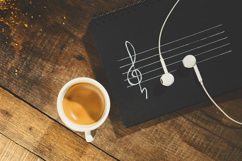 Caffè e musica, il tandem vincente per gli sportivi Un recente studio ha dimostrato come assumere caffeina prima di un allenamento a tempo di musica possa aiutare a migliorare la propria performance. Una nuova conferma dei numerosi benefici che il caffè può dare a chi fa sport. Milano, 19 marzo 2025 – Ogni sportivo ha il proprio rito: c’è chi non può fare a meno di ascoltare la propria musica preferita durante l’allenamento e chi non riesce a iniziare a muoversi se prima non ha bevuto un buon caffè. Per la scienza sono entrambe buone abitudini, che possono avere un effetto benefico sulle prestazioni sportive come dimostrato da numerose evidenze. Finora, però, nessuno aveva provato ad analizzare l’impatto che il loro connubio può avere sulle performance atletiche. A farlo per primo è stato uno studio pubblicato sulla rivista Nutrientsi e condiviso anche dall’ISIC, l’Institute for Scientific Information on Coffee, secondo cui assumere caffeina un’ora prima di fare esercizio per poi allenarsi sulle note di una playlist ad alto ritmo e selezionata in autonomia può migliorare in modo significativo la potenza di picco, la potenza media e il lavoro totale durante un esercizio come il test di Wingateii. Bere caffè con moderazione, come raccomandato dagli esperti dell’EFSAiii, prima di una sessione di sport al ritmo della propria musica preferita, può essere quindi d’aiuto per massimizzare i benefici che sia questa bevanda sia una delle arti più amate possono dare, in particolare negli sport che prevedono esercizi anaerobici come il salto, la corsa e il sollevamento pesi, dove gli sforzi sono intensi ma di breve durata. Se la musica, come sottolineato da numerose ricerche, ha il potere di migliorare l’umoreiv, aumentare la motivazionev e ridurre la percezione dello sforzovi mentre si fa sport, il caffè non è certo da meno: assumere caffeina prima di dedicarsi all’attività fisica, infatti, può aiutare a migliorare l’energia, l’umore, i tempi di reazione e la memoriavii durante l’allenamento. “Il caffè e la musica sono considerati due piaceri della vita, soprattutto da noi italiani, ed è interessante osservare come abbiano un effetto benefico quasi speculare sull’organismo durante le prestazioni sportive”, dichiara Michele Monzini, presidente di Consorzio Promozione Caffè, il Consorzio che da oltre 30 anni riunisce le principali aziende che producono e commercializzano le diverse tipologie di caffè oltre che i produttori di macchine professionali per l’Ho.Re.Ca e fornitori di attrezzatura. “Il binomio caffè e sport rappresenta uno degli ambiti più analizzati dagli scienziati, a conferma del ruolo fondamentale della nutrizione nella routine degli atleti. Non c’è niente di meglio di dedicarsi allo sport con della buona musica nelle orecchie, dopo aver gustato una buona tazzina di caffè”. Tra le bevande più studiate dagli scienziati, il caffè ha dato prova in numerosi studi della sua capacità di migliorare le performance sportive. Il merito è soprattutto della caffeina: il suo effetto antagonista sui recettori dell’adenosina, un neurotrasmettitore che regola il ritmo del sonno, riduce la percezione della stanchezza, stimolando il sistema nervoso centrale. In questo modo viene incentivato il rilascio di sostanze come la dopamina, nota anche come l’“ormone del benessere”, che attenua il senso di fatica, migliora l’umore, favorisce la concentrazione e la pianificazione dei movimentiviii. Per questo il caffè è considerato un vero e proprio elisir per gli atleti nelle attività motorie più diverse: oltre a contribuire a una buona idratazioneix, può aiutare ad aumentare la resistenza nel ciclismox e nel mezzofondoxi, ma anche a migliorare il salto e lo sprint nel calcioxii. E per chi vuole un effetto potenziato… basta mettersi le cuffiette e schiacciare “play”. Ufficio stampa Consorzio Promozione Caffè – OPRG Angela Sirago: angela.sirago@omnicomprgroup.com – cell. 324 0021566; Silvia De Lorenzi: silvia.delorenzi@omnicomprgroup.com – cell. 320 1823302; Sabrina Anastasi: sabrina.anastasi@omnicomprgroup.com Il Consorzio Promozione Caffè riunisce Aziende che forniscono, producono e commercializzano le diverse tipologie di caffè oltre che i costruttori di macchine professionali per caffè e fornitori di attrezzature. Da oltre 30 anni il Consorzio è impegnato a promuovere un programma di educazione e informazione su caffè e caffeina e i loro effetti sulla salute, sulla base delle evidenze scientifiche pubblicate. Per saperne di più: https://www.caffebenessere.it/; https://www.facebook.com/UIFcaffebenessere; https://www.instagram.com/caffebenessere.it/ Ascolta il nostro podcast “Storie di caffè”