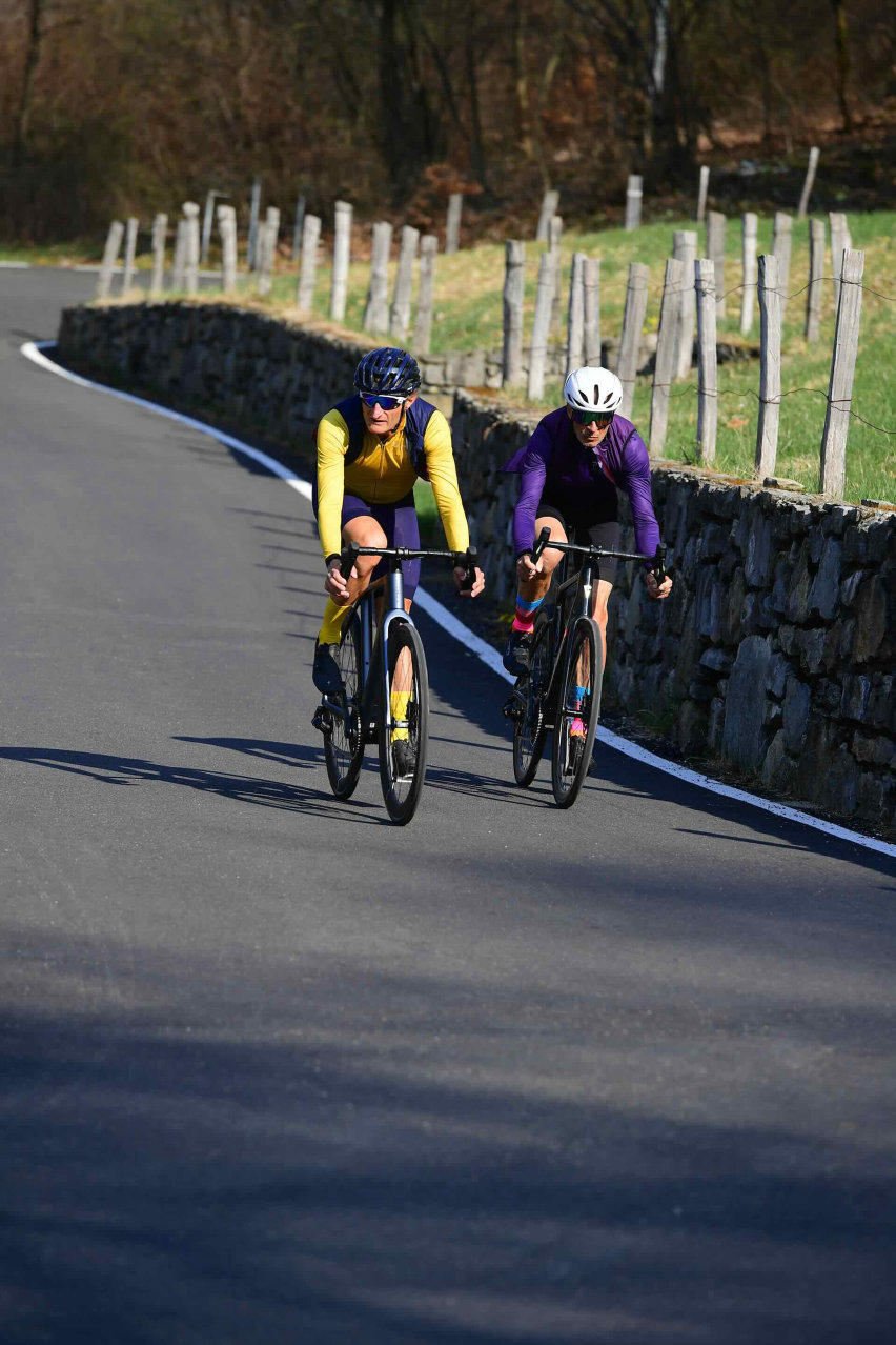 eBike Giant Defy E+ e Look E-765 Optimum in azione su strada di montagna