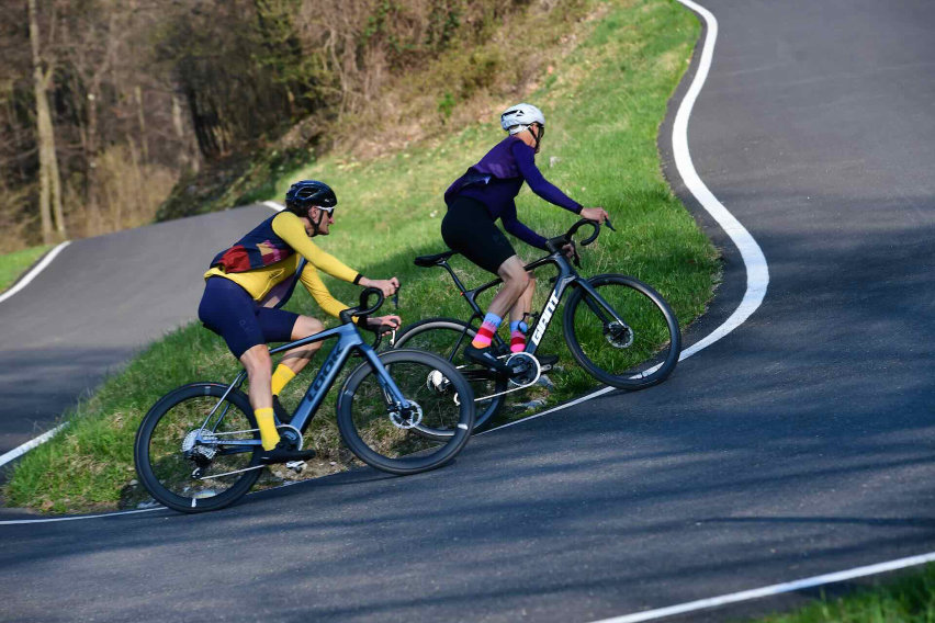 eBike Giant Defy E+ e Look E-765 Optimum in azione su tornante