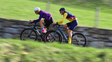 eBike Giant Defy E+ e Look E-765 Optimum in azione su strada di montagna