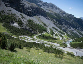 strada del passo dello stelvio vista da drone