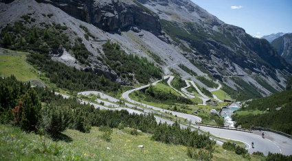 strada del passo dello stelvio vista da drone