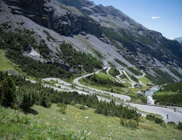 strada del passo dello stelvio vista da drone