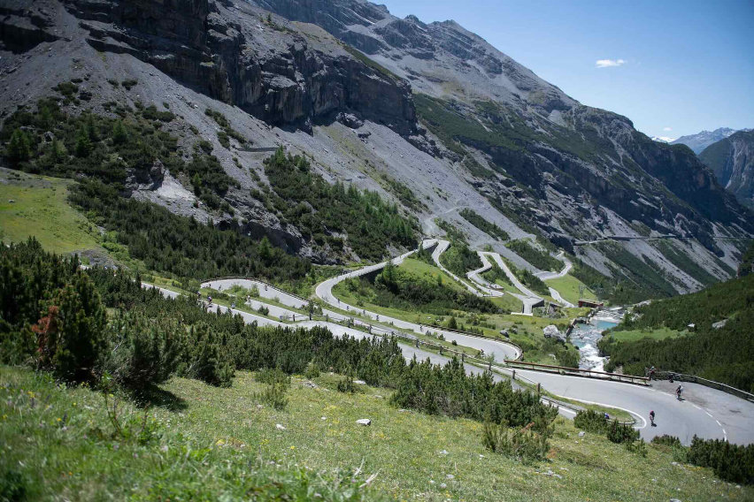 strada del passo dello stelvio vista da drone
