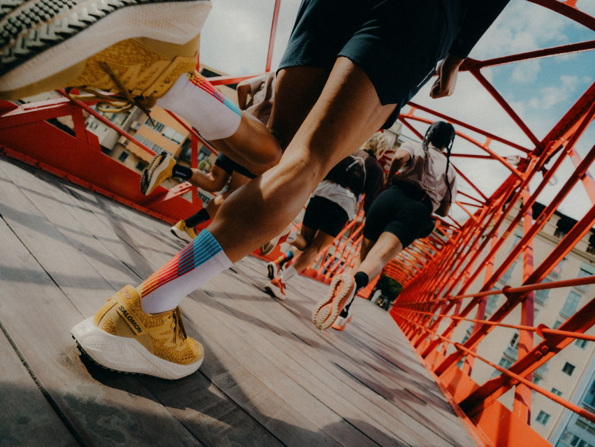 Salomon ridefinisce il mondo della corsa con la nuova collezione Salomon Gravel Running: dove finisce l’asfalto, comincia la libertà.