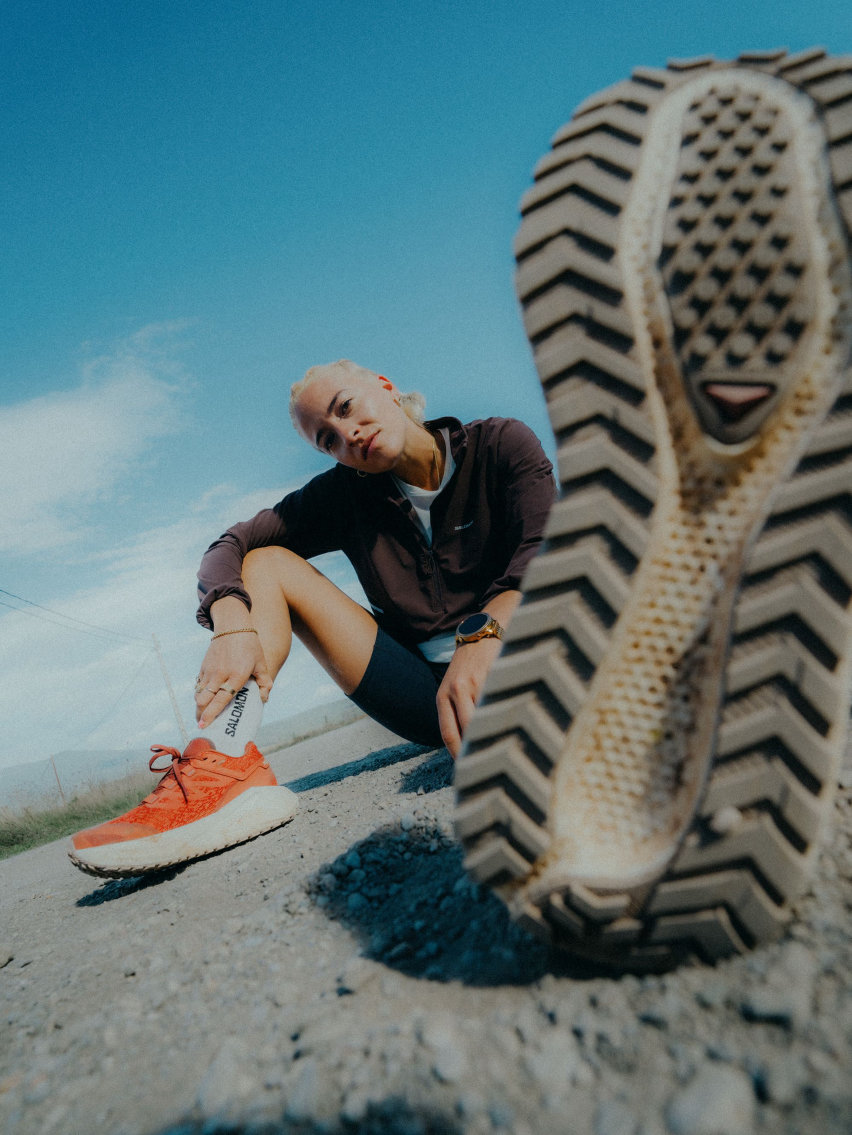 Salomon ridefinisce il mondo della corsa con la nuova collezione Salomon Gravel Running: dove finisce l’asfalto, comincia la libertà.