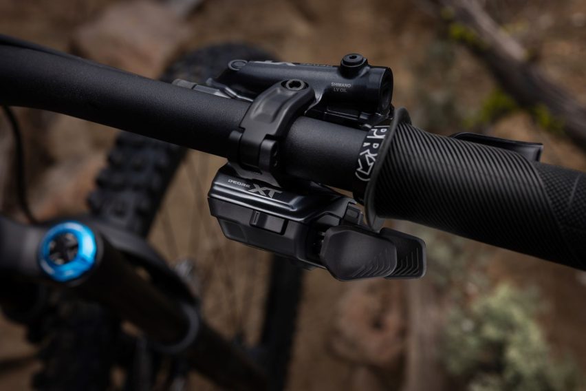 shimano xt m8200 di2 - trasmissione mtb wireless - comando cambio