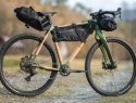 bici gravel in bamboo, vista laterale con kit bikepacking