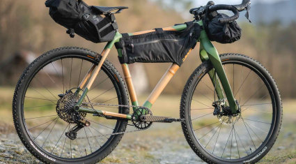 bici gravel in bamboo, vista laterale con kit bikepacking