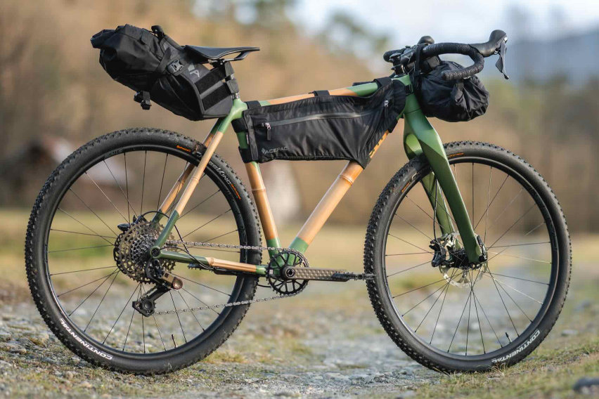 bici gravel in bamboo, vista laterale con kit bikepacking