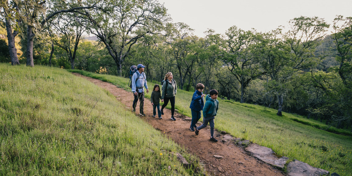 Camminare nella natura per ritrovare l’equilibrio: il potere rigenerante dell’outdoor
