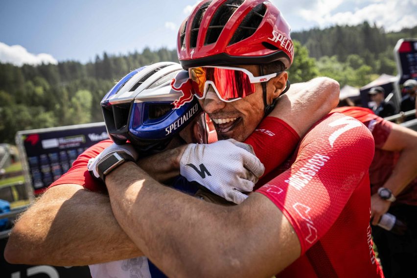 world cup xco val di sole - Vidaurre abbraccio