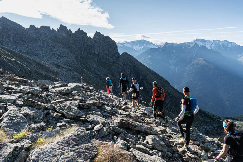 2. Le calzature LOWA si adattano bene all'impegnativo tracciato di Adamello Ultra Trail, tra mulattiere, tunnel e sentieri militari (Credits: Giacomo Meneghello).