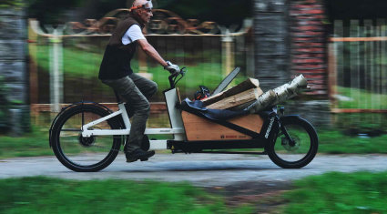 bicni cargo bergamont su strada di campagna con carico di legna e motosega