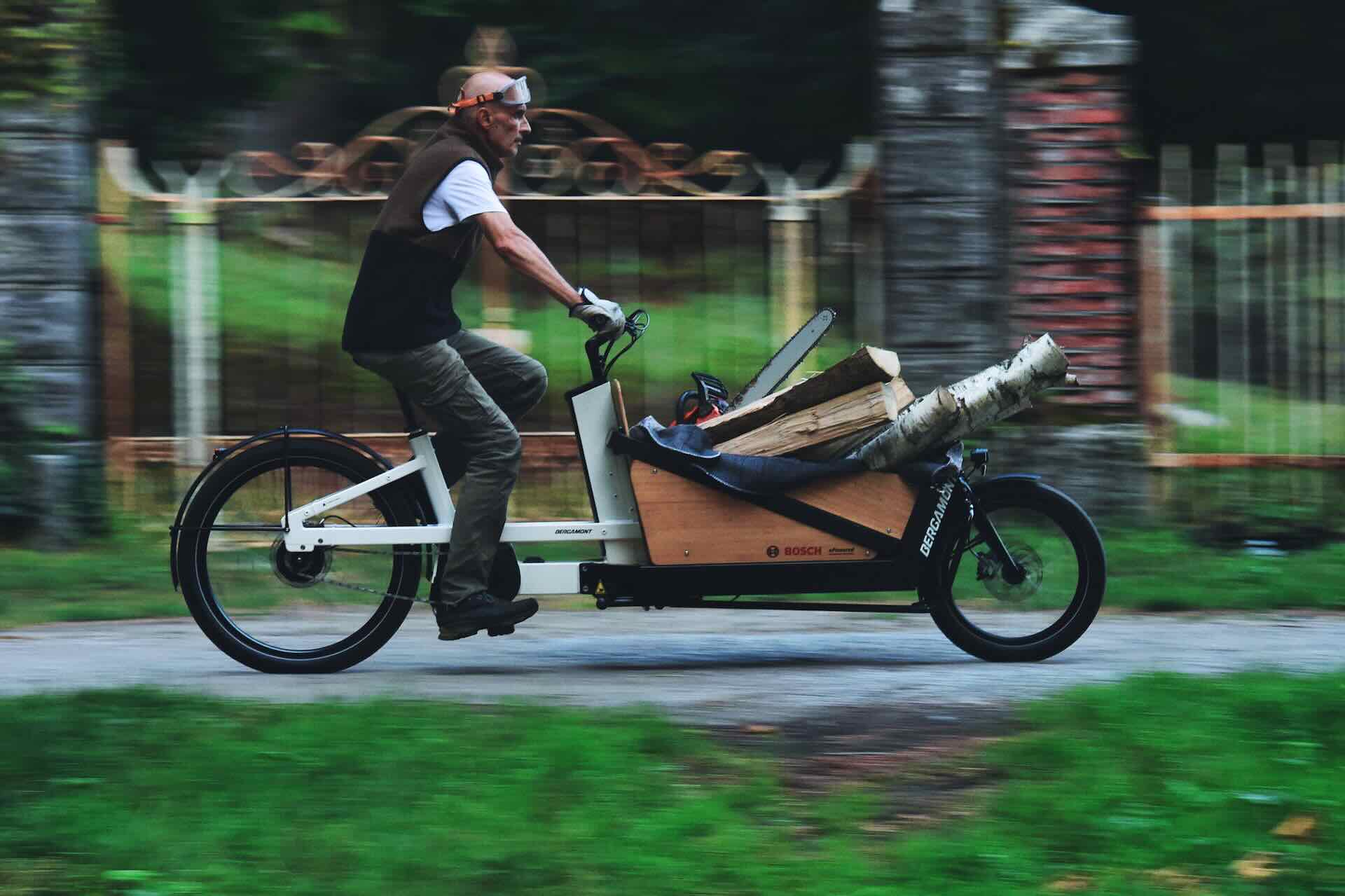 bicni cargo bergamont su strada di campagna con carico di legna e motosega