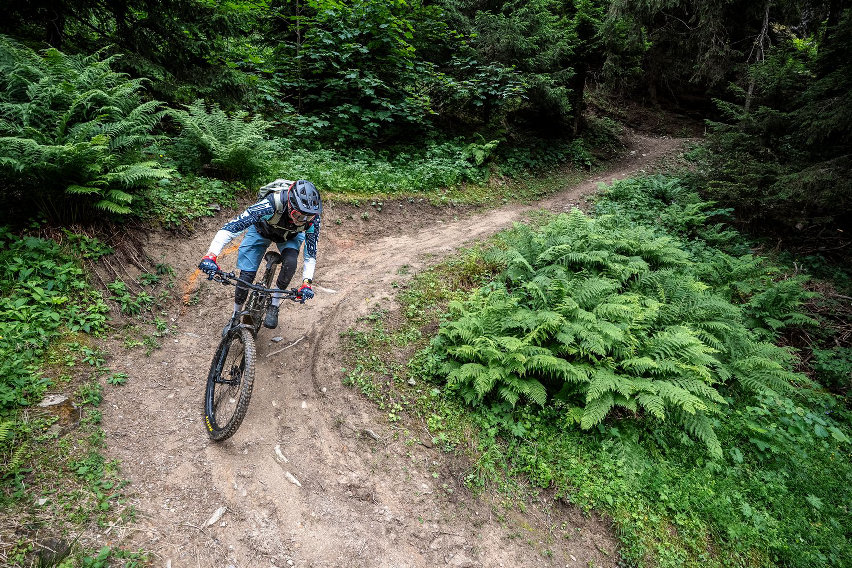 fox enduro pro koroyd - ginocchiere mtb test - action 02