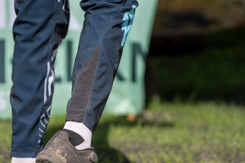fox flexair elevated - abbigliamento mtb gravity in test - dettaglio pantaloni 02