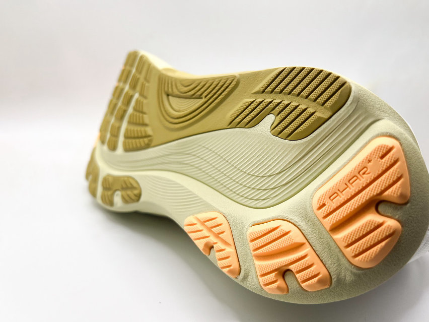 GEL-KAYANO 32 di ASICS