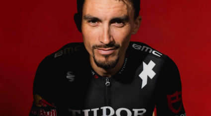 julian alaphilippe primo piano in studio con divisa tudor