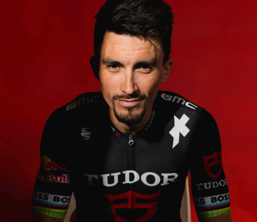 julian alaphilippe primo piano in studio con divisa tudor