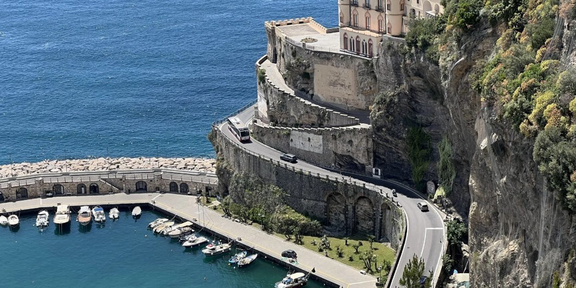 Camminare verso il mare: 5 sentieri mozzafiato per un’estate a passo lento
