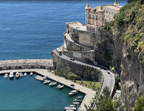 Camminare verso il mare: 5 sentieri mozzafiato per un’estate a passo lento