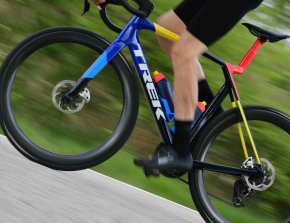 trek madone gen 8 foto in movimento vista laterale stretta
