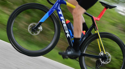 trek madone gen 8 foto in movimento vista laterale stretta