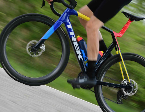 trek madone gen 8 foto in movimento vista laterale stretta