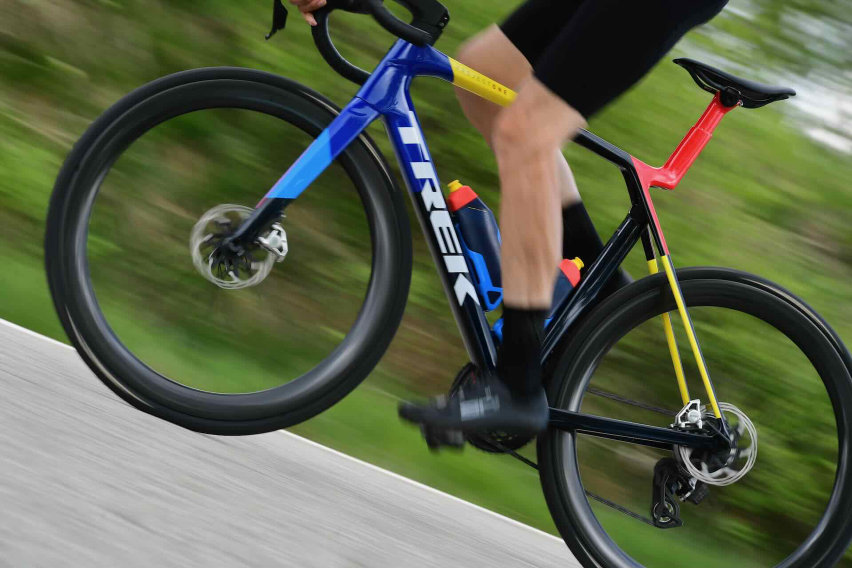 trek madone gen 8 foto in movimento vista laterale stretta