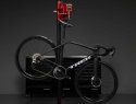 trek madone gen8 con trasmissione sram 1x foto appesa su una bilancia