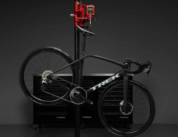 trek madone gen8 con trasmissione sram 1x foto appesa su una bilancia