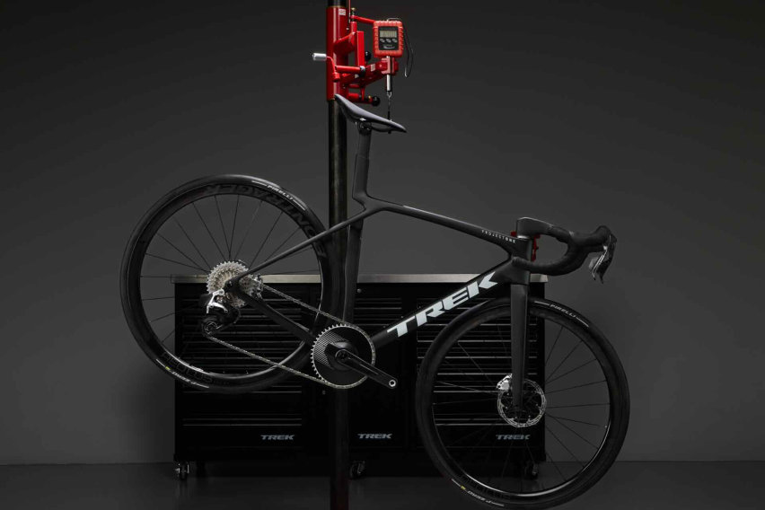 trek madone gen8 con trasmissione sram 1x foto appesa su una bilancia