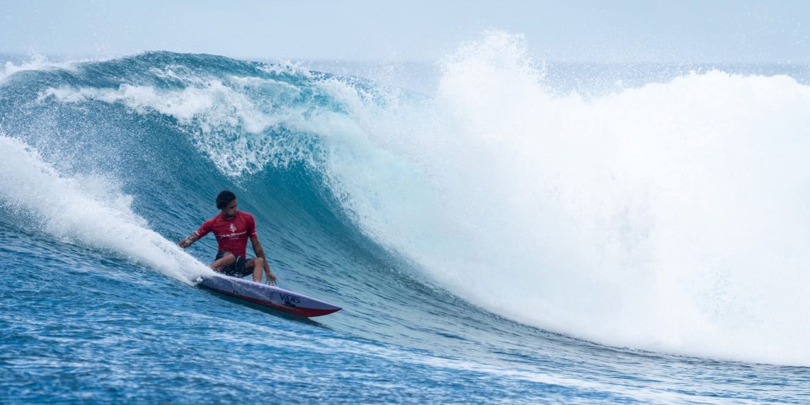 Onde perfette e leggende del surf: alle Maldive torna il Four Seasons Trophy