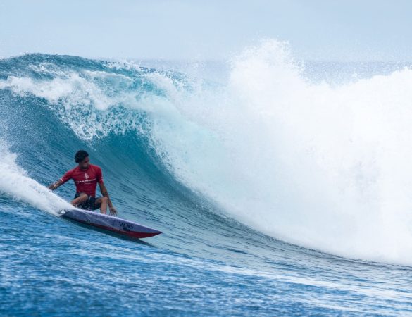 Onde perfette e leggende del surf: alle Maldive torna il Four Seasons Trophy